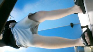 蓝色隔板女厕全景偷拍 几位高颜值小姐姐各种各样的美鲍鱼.