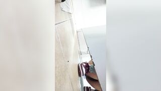 穿红色耐克的小黑逼学生妹，屁股蹲的太低了抄不到底，只能前拍她.