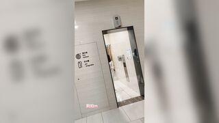 大神潜入购物中心女厕❤️近距离偷拍14位美女的各种鲍鱼2