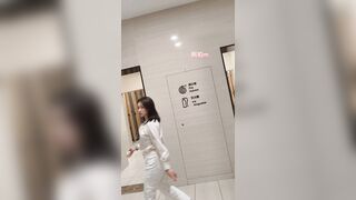 大神潜入购物中心女厕❤️近距离偷拍14位美女的各种鲍鱼2