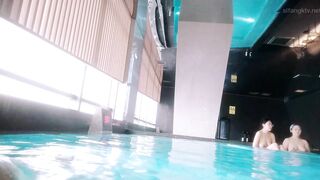 洗浴中心内部员工偷拍 几个白白嫩嫩的美少妇洗澡