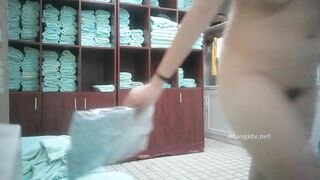 洗浴中心内部员工偷拍 几位白白嫩嫩的美少妇洗澡换衣服