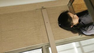 厕拍大神电影院守候了几天 终于等到了机会尾随美女售票员进女厕偷拍到了她的逼