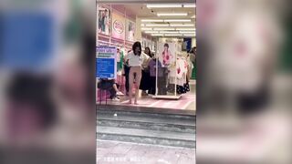 吃瓜新闻 长沙五一广场一女子当街裸奔 网传是为了气男友炸裂人的三观高清无水印版