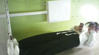 商场女厕全景偷拍3位小姐姐❤️其中一位便秘严重蹲了半天只拉出一点点