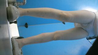 蓝色隔板女厕全景偷拍几位女神级的小姐姐嘘嘘 人美B嫩