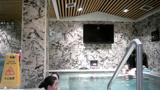 洗浴中心内部员工偷拍两位极品美少妇 B毛浓郁身材不胖也不瘦刚刚好