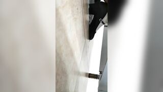 大神潜入办公楼女厕近距离贴B拍几位小姐姐 还有一位脱光光奶露出了她的小椒乳