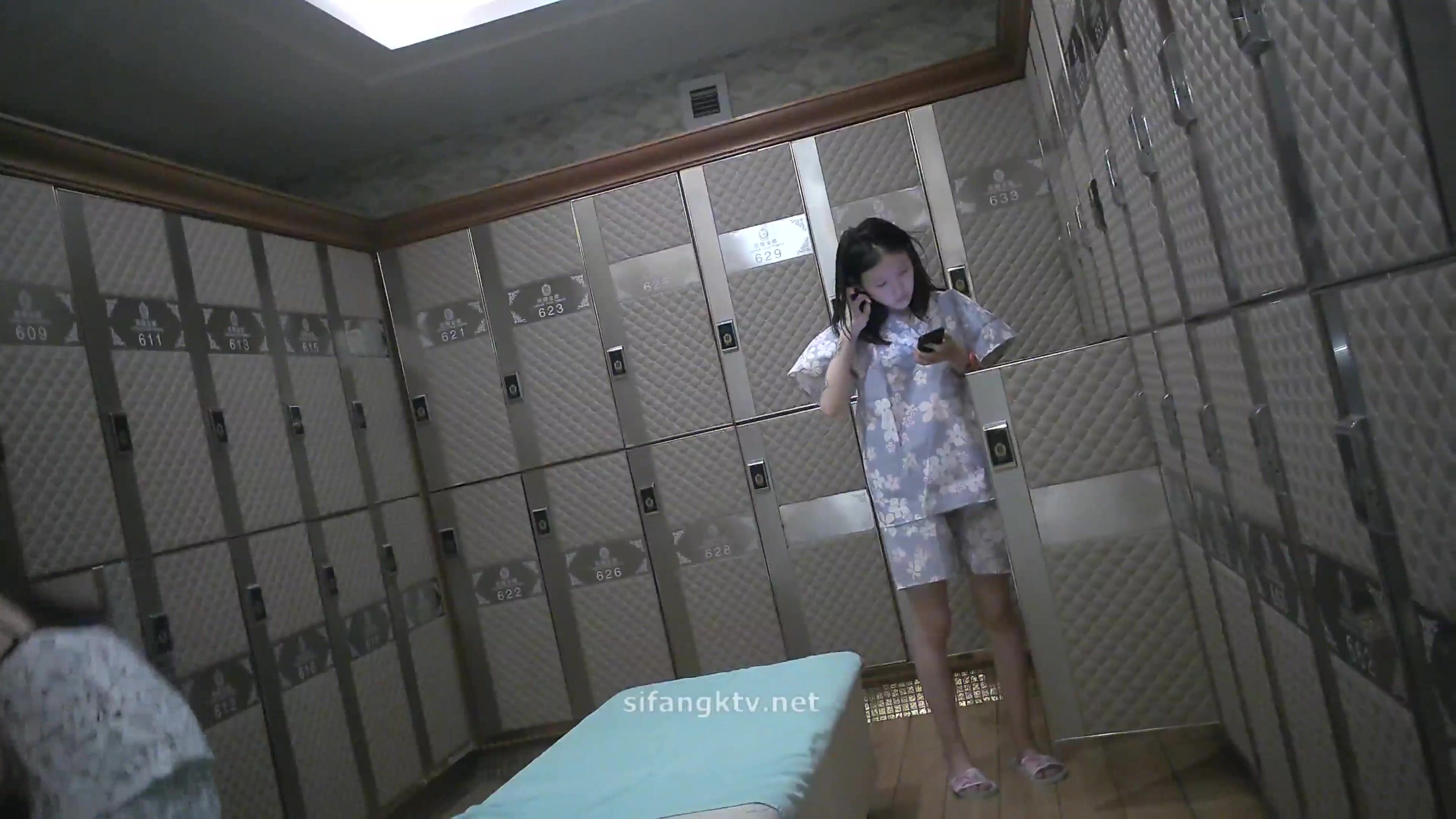 澡堂子内部员工偷拍众多的小姐姐洗澡换衣服 这回美女可真不少