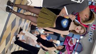 大神一路跟踪抄底极品黑丝小姐姐 里面没有穿内裤怼着她的屁股拍