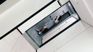 大神潜入办公楼女厕全景偷拍3位美女同事 全是小黑鲍鱼