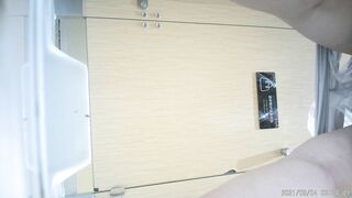 购物中心女厕全景偷拍5位高颜值美女 人美B嫩.