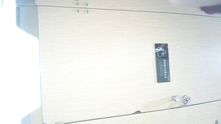 购物中心女厕全景偷拍5位高颜值美女 人美B嫩.