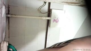 路边公厕固定摄像头全景偷拍24位美女嘘嘘❤️还有几位女神级的少妇2