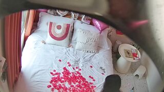 八月最新精品酒店偷拍 布置浪漫现场庆祝一周年庆祝结束 温柔良家型小姐姐被男友狠操两次6