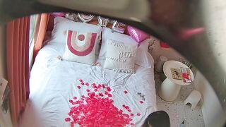 八月最新精品酒店偷拍 布置浪漫现场庆祝一周年庆祝结束 温柔良家型小姐姐被男友狠操两次6