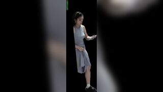 大神潜入办公楼女厕携带高清设备补光偷拍 几位美女职员的粉嫩美鲍鱼