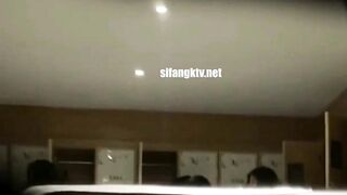 作死大神不知道怎么做到的，洞中真实偷拍浴室女更衣室内部春色