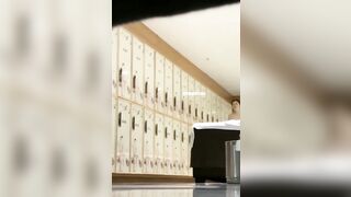 作死大神不知道怎么做到的，洞中真实偷拍浴室女更衣室内部春色