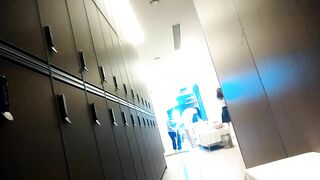 八月最新流出女偷拍客 潜入某高校附近温泉洗浴会所更衣室浴池偷拍几个好身材学妹更衣沐浴戏水