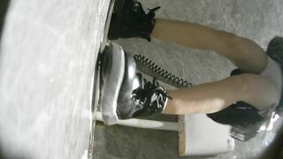 酒吧女厕全景偷拍 长裙小妹光油油的黑穴