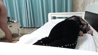 邪恶三人组下药迷翻麻将馆认识的小嫂子 轮流把玩她的小黑B1