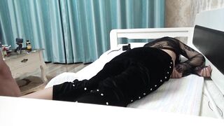 邪恶三人组下药迷翻麻将馆认识的小嫂子 轮流把玩她的小黑B1