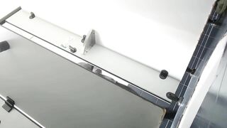 大学女厕全景偷拍几位漂亮学妹 白嫩的大屁股和肥美的鲍鱼