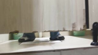 大神潜入步行街女厕全景偷拍几位美女嘘嘘 各种小黑鲍完美展示