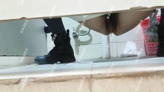 大神潜入步行街女厕全景偷拍几位美女嘘嘘 各种小黑鲍完美展示