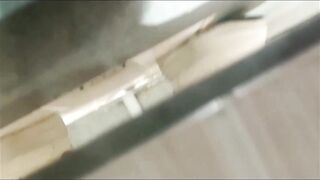 大神潜入大学食堂女厕全景偷拍几位漂亮学妹嘘嘘 还有一位干净的小白虎