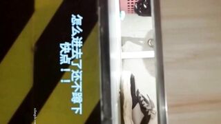 大神潜入大学食堂女厕全景偷拍几位漂亮学妹嘘嘘 还有一位干净的小白虎