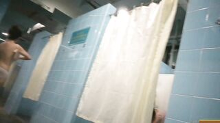 澡堂子偷拍穴毛浓密的良家少妇 洗完澡忘记带毛巾用纸巾擦拭身体