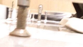 大神潜入酒店女厕全景偷拍几位漂亮小姐姐的各种嫩鲍鱼2