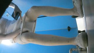 大神潜入商场女厕全景偷拍14位高颜值美女嘘嘘❤️人美B嫩4