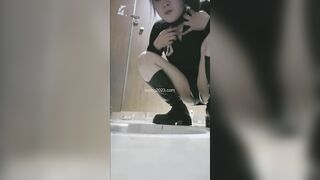 大神潜入商场女厕全景后拍多位美女嘘嘘 各种粉嫩的美鲍鱼完美展示