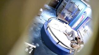 稀有浪漫海岛主题酒店蓝色情趣圆床偷拍❤️富姐少妇和猛男情人度假连干几次中途穿上黑丝