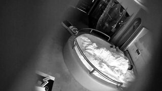 稀有浪漫海岛主题酒店蓝色情趣圆床偷拍❤️富姐少妇和猛男情人度假连干几次中途穿上黑丝