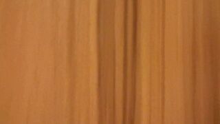 厕拍大神手持闯拍 酒店大堂女厕偷拍几个颜值美女尿尿