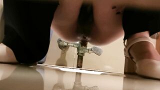 厕拍大神手持闯拍 酒店大堂女厕偷拍几个颜值美女尿尿