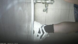 大神潜入高档餐厅女厕全景偷拍多位高颜值美女 人美B更美