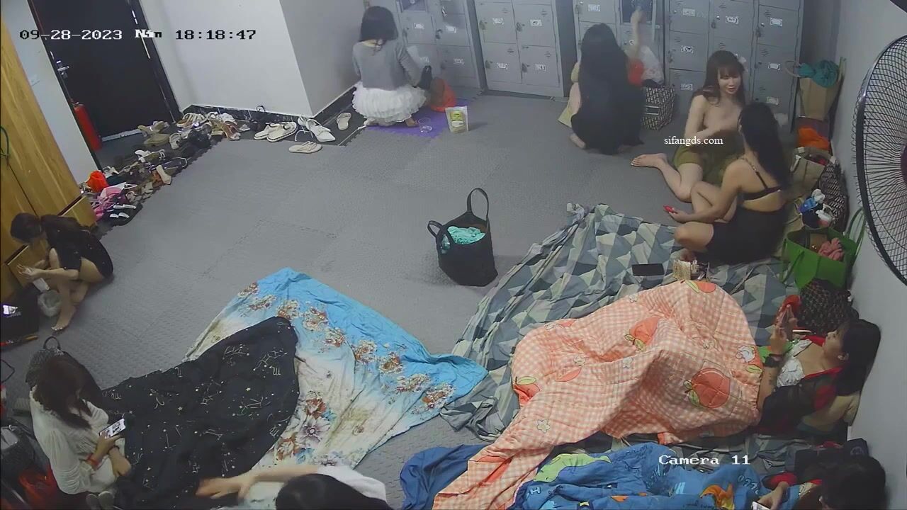 酒店摄像头破解真实记录技师房的美女技师们干啥的都有阿