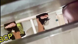 大神潜入火锅店女厕全景偷拍众多的小姐姐 各种极品鲍鱼完美呈现1