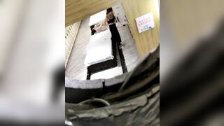 洗浴会所内部员工 躲藏通风管道设备放置包内偷拍更衣室的女浴客拍到几个高挑靓妹