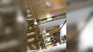 洗浴会所内部员工 躲藏通风管道设备放置包内偷拍更衣室的女浴客拍到几个高挑靓妹