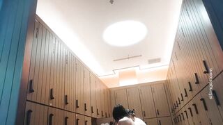 最新流出大神潜入❤️国内温泉洗浴会所更衣化妆间偷拍吹头的美女逼毛特别多貌似蹲在更衣室尿尿擦逼