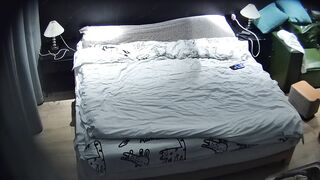 大学城酒店9-21流出 小胖哥约漂亮学生女友开房 但小胖哥不行呐 都不敢冲 估计冲能秒射 白瞎了