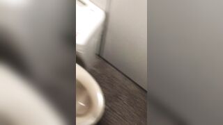 学校附近餐厅女厕偷拍多位漂亮学妹嘘嘘.1