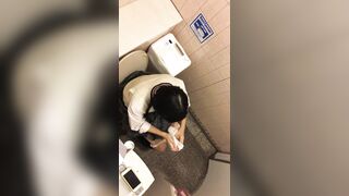 学校附近餐厅女厕偷拍多位漂亮学妹嘘嘘.2