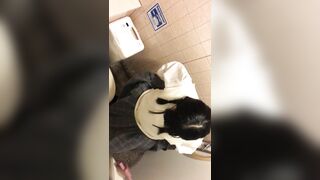 学校附近餐厅女厕偷拍多位漂亮学妹嘘嘘.2